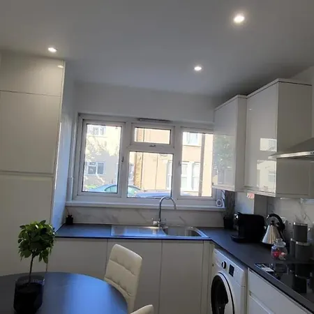 Delight Home-london Airport & Excel Holiday home