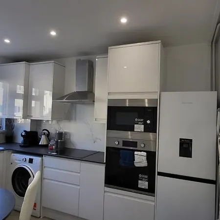 Delight Home-london Airport & Excel Holiday home