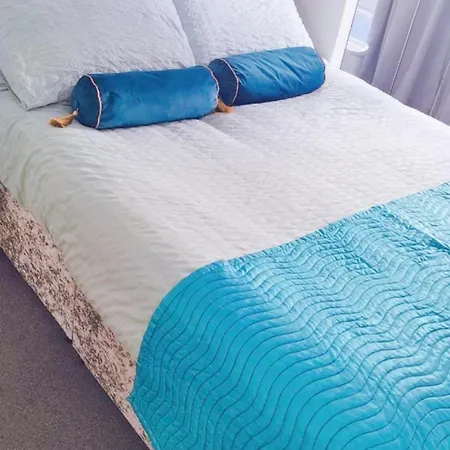Sunny 1 Bedroom Flat In Apartment