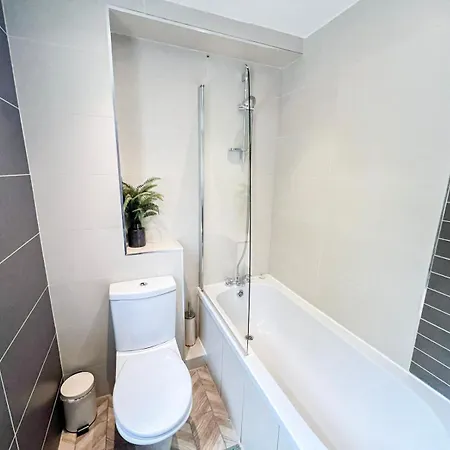 Lovely 4 Bedroom Flat With Ample Garden In Brondesbury, Kilburn London