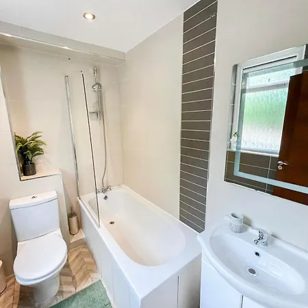 Lovely 4 Bedroom Flat With Ample Garden In Brondesbury, Kilburn Apartment London