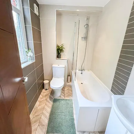 Lovely 4 Bedroom Flat With Ample Garden In Brondesbury, Kilburn Apartment