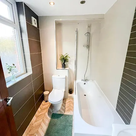 Lovely 4 Bedroom Flat With Ample Garden In Brondesbury, Kilburn Apartment London