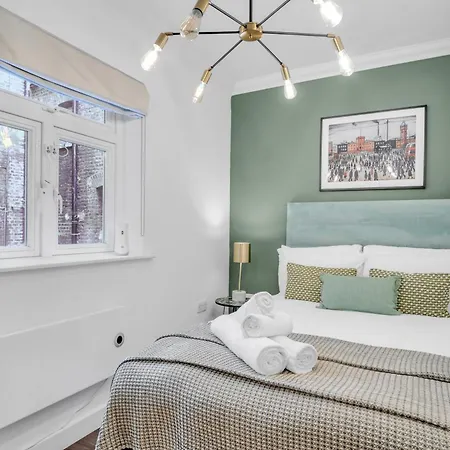 Urban Elegance Luxury Living With Kitchenette Apartment London