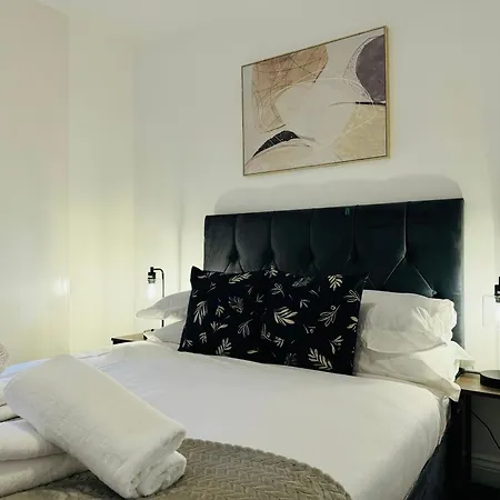 Earlsfield - Two Bedroom Flat Apartment *