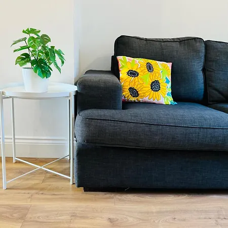 Earlsfield - Two Bedroom Flat *