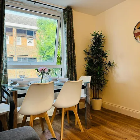 Earlsfield - Two Bedroom Flat Apartment *