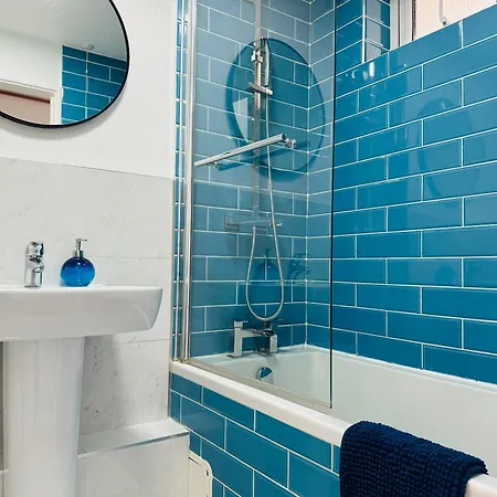 Earlsfield - Two Bedroom Flat * London