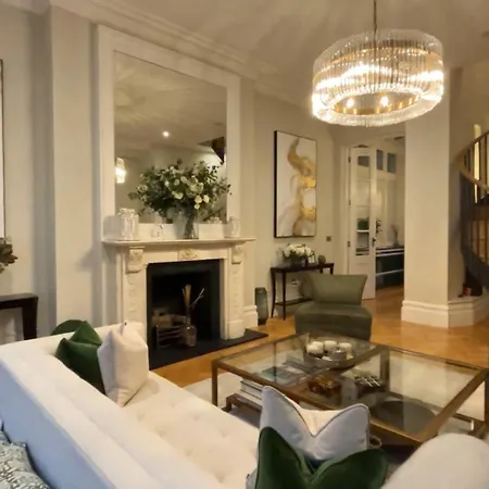 Exceptional Three-bedroom With Three En-suite Bathrooms * London