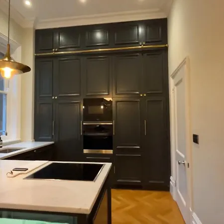 Apartment Exceptional Three-bedroom With Three En-suite Bathrooms London