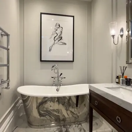 Exceptional Three-bedroom With Three En-suite Bathrooms London