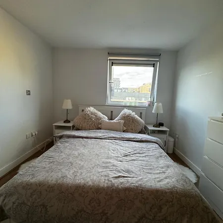 Entire Luxurious Flat In Beckton Excel Netflix & Free Wifi Apartment *