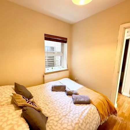 2 Bedroom In Se13 Apartment London