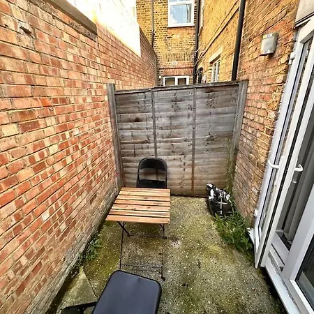 2 Bedroom In Se13 Apartment *