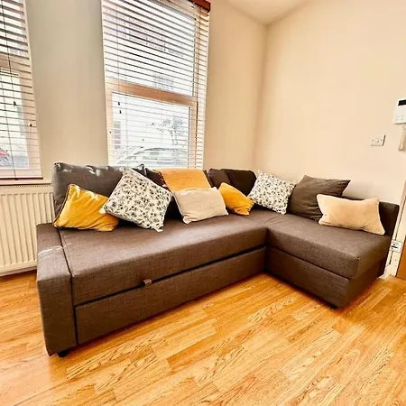 2 Bedroom In Se13 Apartment London
