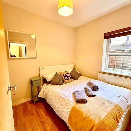 2 Bedroom In Se13 Apartment *