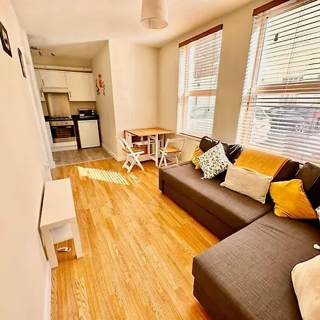 2 Bedroom In Se13 Apartment