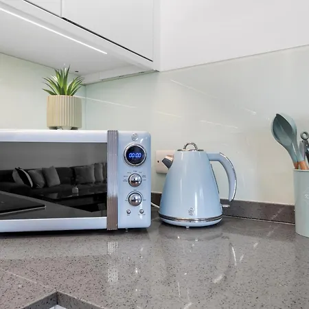 Luxury 4 Bedroom Flat With Stunning Shard View From Terrace In London! Next To Station, Sleeps 9 * London