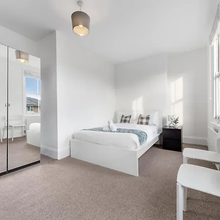 Apartment Luxury 4 Bedroom Flat With Stunning Shard View From Terrace In London! Next To Station, Sleeps 9