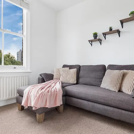 Luxury 4 Bedroom Flat With Stunning Shard View From Terrace In London! Next To Station, Sleeps 9 Apartment *