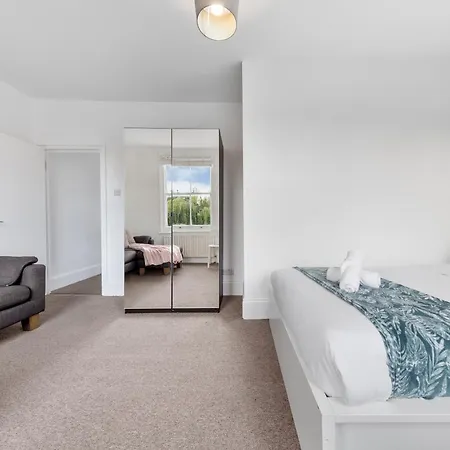Apartment Luxury 4 Bedroom Flat With Stunning Shard View From Terrace In London! Next To Station, Sleeps 9 London