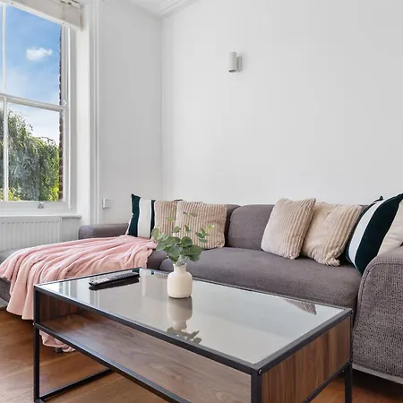 Luxury 4 Bedroom Flat With Stunning Shard View From Terrace In London! Next To Station, Sleeps 9