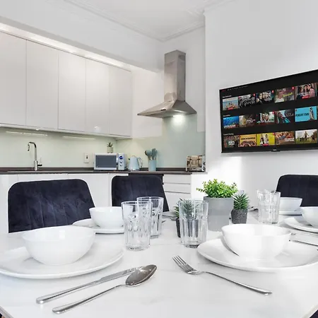 Luxury 4 Bedroom Flat With Stunning Shard View From Terrace In London! Next To Station, Sleeps 9 Apartment *