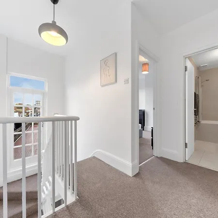 Luxury 4 Bedroom Flat With Stunning Shard View From Terrace In London! Next To Station, Sleeps 9 Apartment London