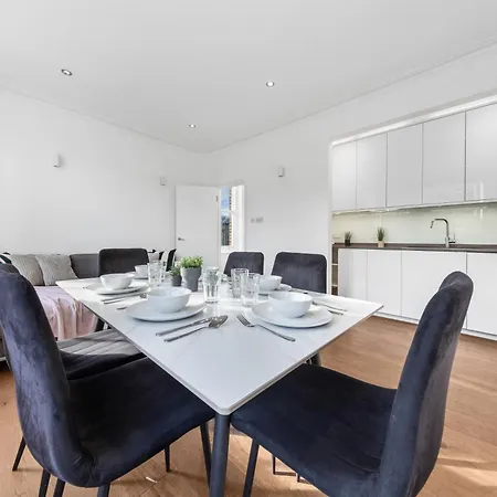 Luxury 4 Bedroom Flat With Stunning Shard View From Terrace In London! Next To Station, Sleeps 9 London