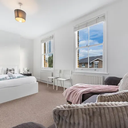 Apartment Luxury 4 Bedroom Flat With Stunning Shard View From Terrace In London! Next To Station, Sleeps 9