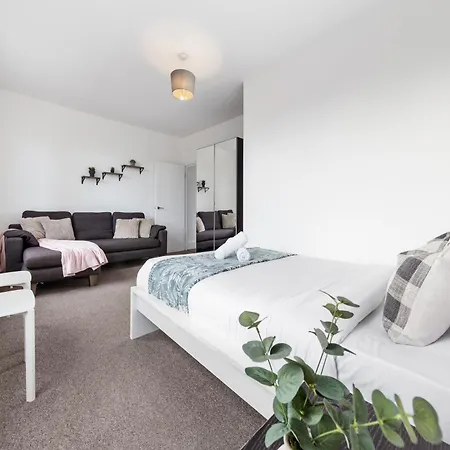 Luxury 4 Bedroom Flat With Stunning Shard View From Terrace In London! Next To Station, Sleeps 9 Apartment *