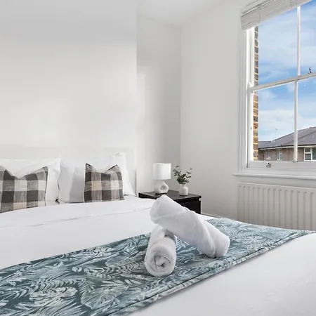 Luxury 4 Bedroom Flat With Stunning Shard View From Terrace In London! Next To Station, Sleeps 9 * London
