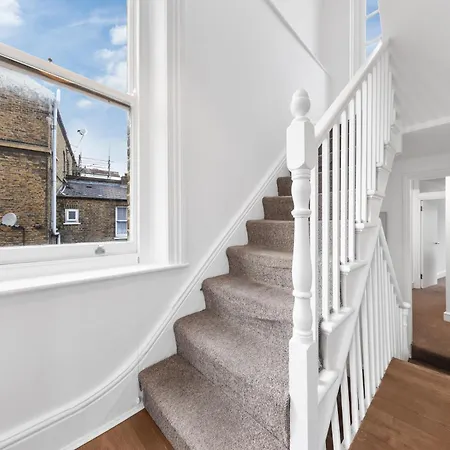 Luxury 4 Bedroom Flat With Stunning Shard View From Terrace In London! Next To Station, Sleeps 9