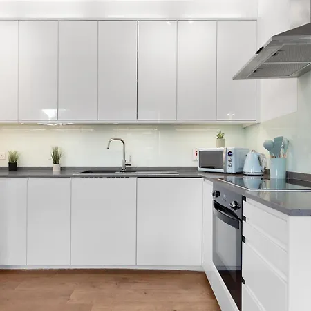 Apartment Luxury 4 Bedroom Flat With Stunning Shard View From Terrace In London! Next To Station, Sleeps 9