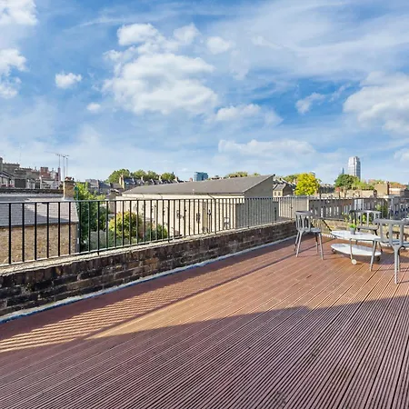 Luxury 4 Bedroom Flat With Stunning Shard View From Terrace In London! Next To Station, Sleeps 9 Apartment