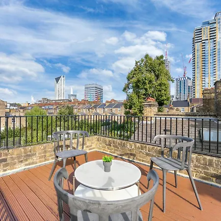 Luxury 4 Bedroom Flat With Stunning Shard View From Terrace In London! Next To Station, Sleeps 9 Apartment London