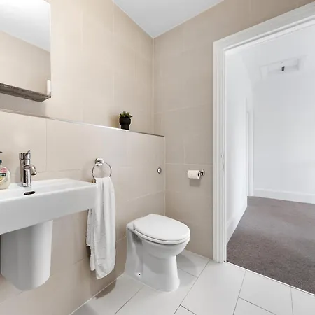 Luxury 4 Bedroom Flat With Stunning Shard View From Terrace In London! Next To Station, Sleeps 9 Apartment
