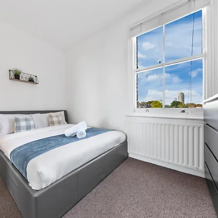 Apartment Luxury 4 Bedroom Flat With Stunning Shard View From Terrace In London! Next To Station, Sleeps 9