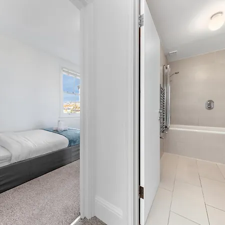 Luxury 4 Bedroom Flat With Stunning Shard View From Terrace In London! Next To Station, Sleeps 9 Apartment London