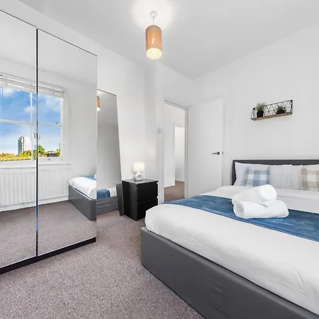 Apartment Luxury 4 Bedroom Flat With Stunning Shard View From Terrace In London! Next To Station, Sleeps 9 London