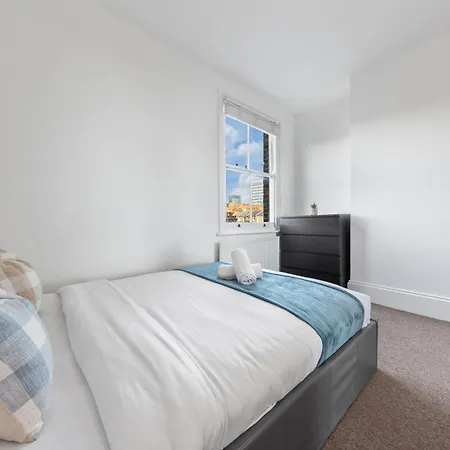 Luxury 4 Bedroom Flat With Stunning Shard View From Terrace In London! Next To Station, Sleeps 9 London