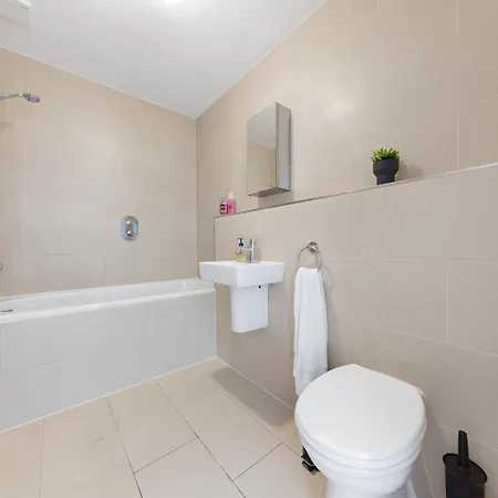 Luxury 4 Bedroom Flat With Stunning Shard View From Terrace In London! Next To Station, Sleeps 9 * London
