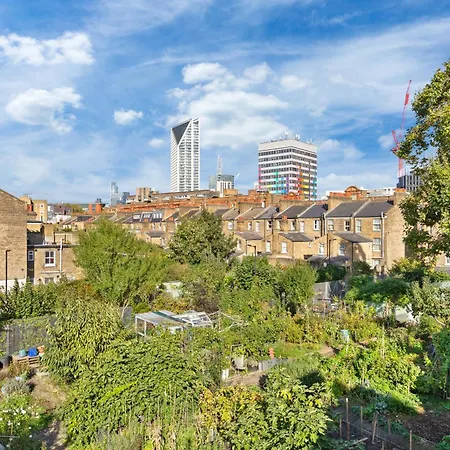 Luxury 4 Bedroom Flat With Stunning Shard View From Terrace In London! Next To Station, Sleeps 9