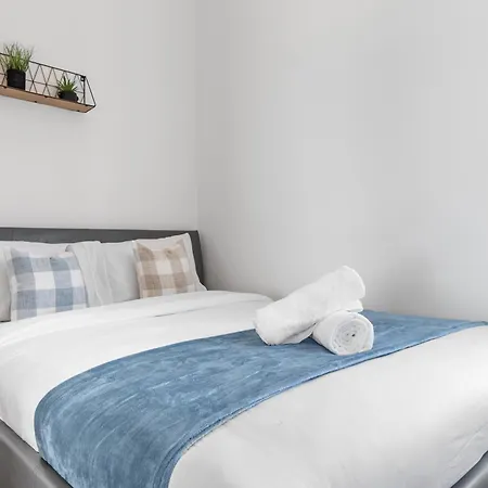 Apartment Luxury 4 Bedroom Flat With Stunning Shard View From Terrace In London! Next To Station, Sleeps 9