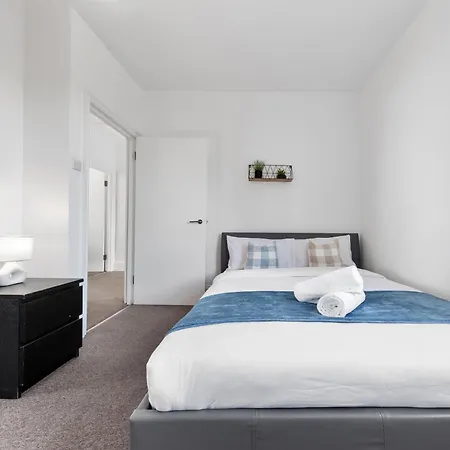 Luxury 4 Bedroom Flat With Stunning Shard View From Terrace In London! Next To Station, Sleeps 9 *