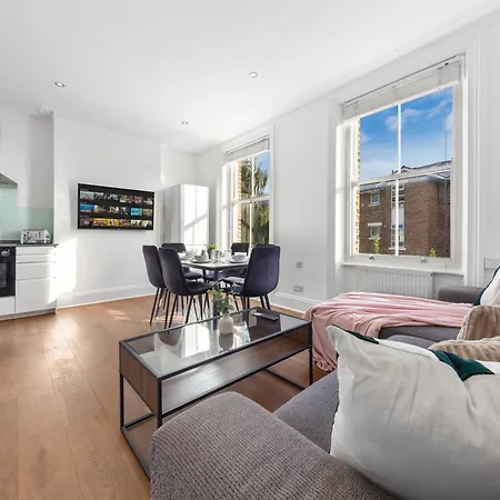 Luxury 4 Bedroom Flat With Stunning Shard View From Terrace In London! Next To Station, Sleeps 9