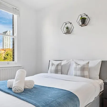 Luxury 4 Bedroom Flat With Stunning Shard View From Terrace In London! Next To Station, Sleeps 9 Apartment *