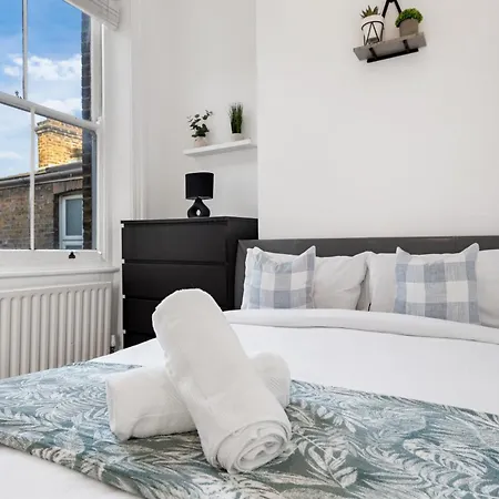 Apartment Luxury 4 Bedroom Flat With Stunning Shard View From Terrace In London! Next To Station, Sleeps 9 London