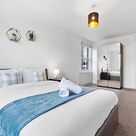 Luxury 4 Bedroom Flat With Stunning Shard View From Terrace In London! Next To Station, Sleeps 9 London