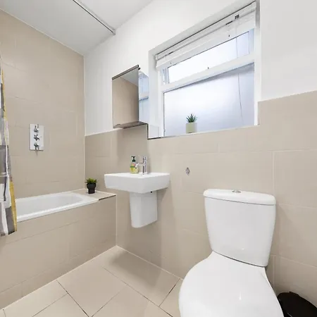 Luxury 4 Bedroom Flat With Stunning Shard View From Terrace In London! Next To Station, Sleeps 9 * London